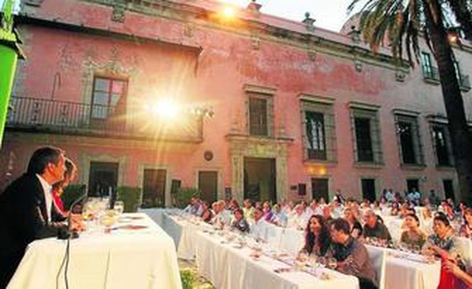 Un instante de la cata celebrada ayer en el Patio de Armas del Alcázar.