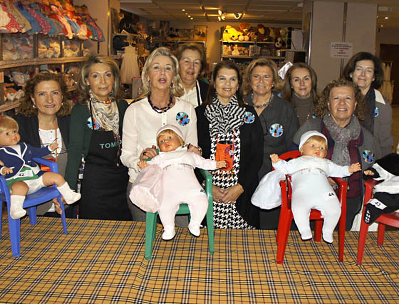 Rosa Gil Arévalo, Ipa Lucena, Magdalena Solís, Julia Candau, Salud Enrique, Isabela Tejera, Rosa Frías, Carmen Gil Arévalo y Coro Galardi, en la Tómbola.

Foto: Victoria Ramírez