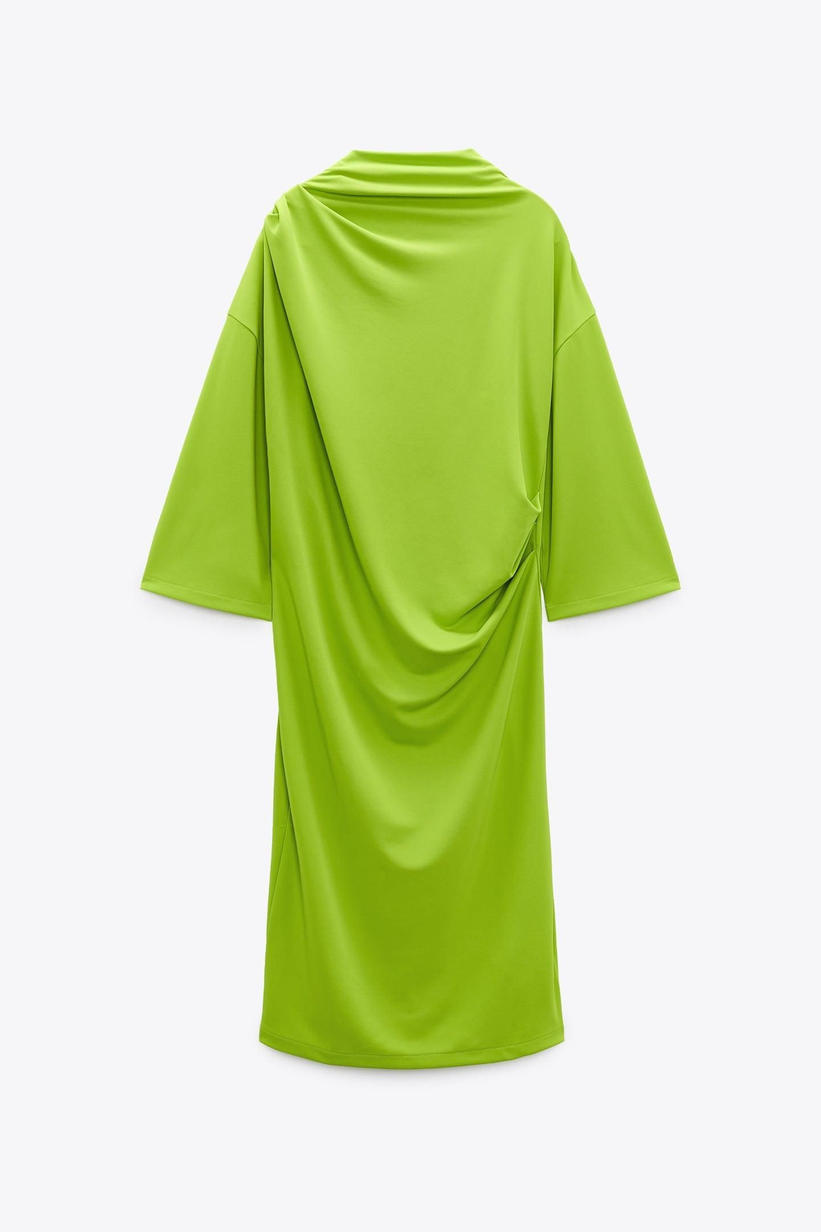 Vestido verde con frunces de Zara.