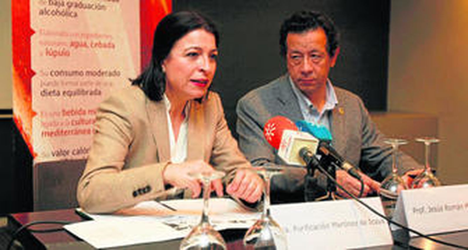 1. Purificación Martínez de Icaya, autora de 'Cuida tu peso fuera de casa', y Jesús Román Martínez, en la presentación de la guía. 2 y 3. Tapas de gambas al ajillo y champiñones, incluidas entre las recomendadas del informe.