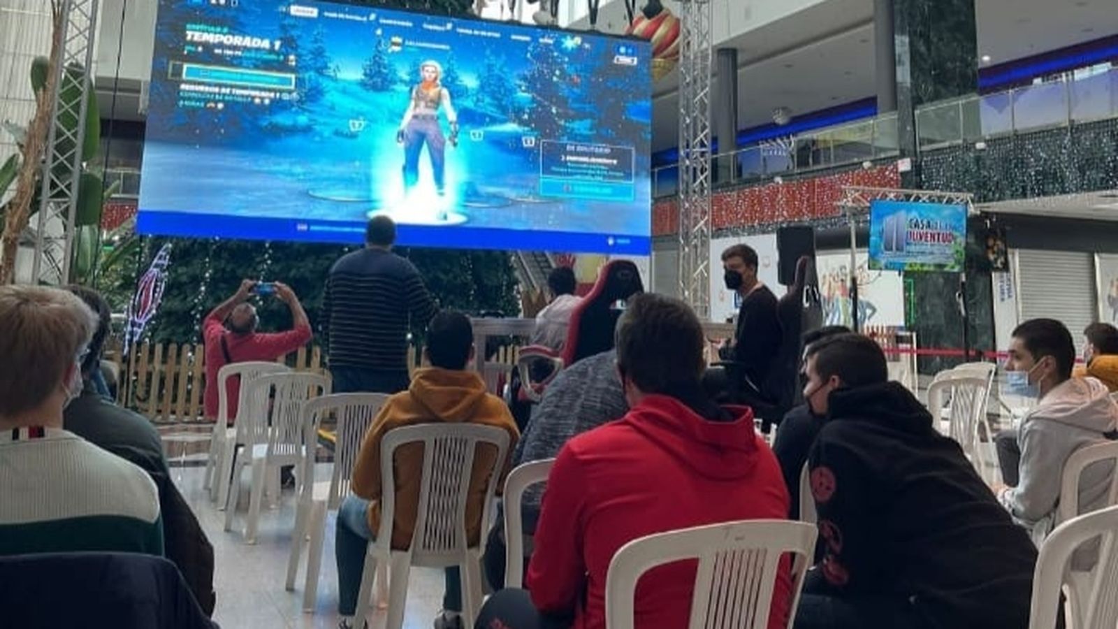 Campeonato de FIFA 2023 en pantalla gigante en Las Dunas.