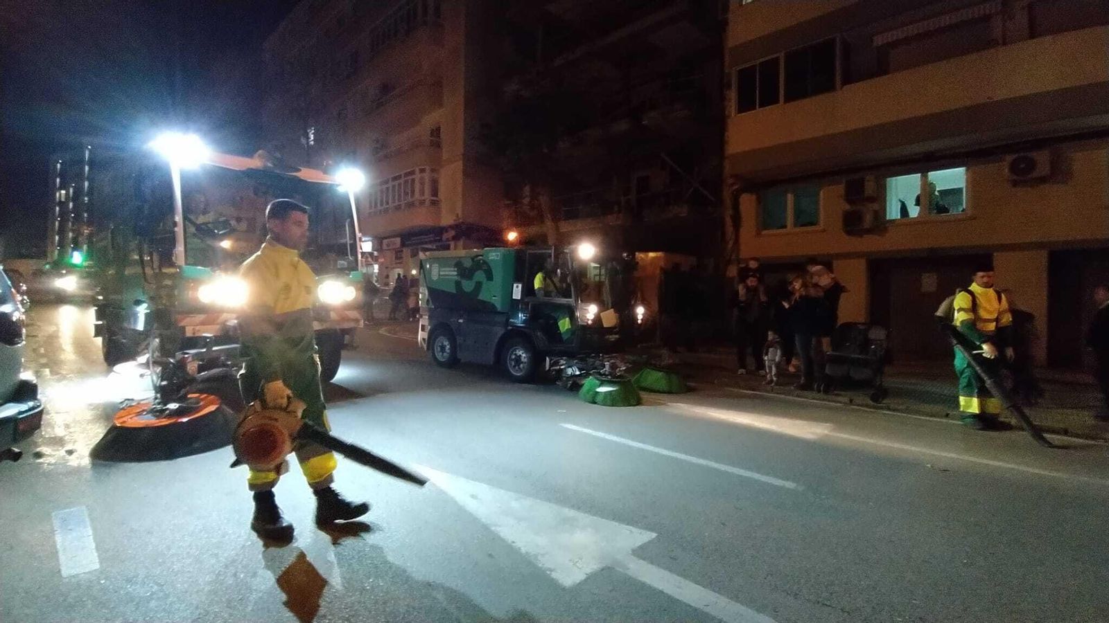 Operarios de los servicios de limpieza, en la cabalgata del Heraldo.