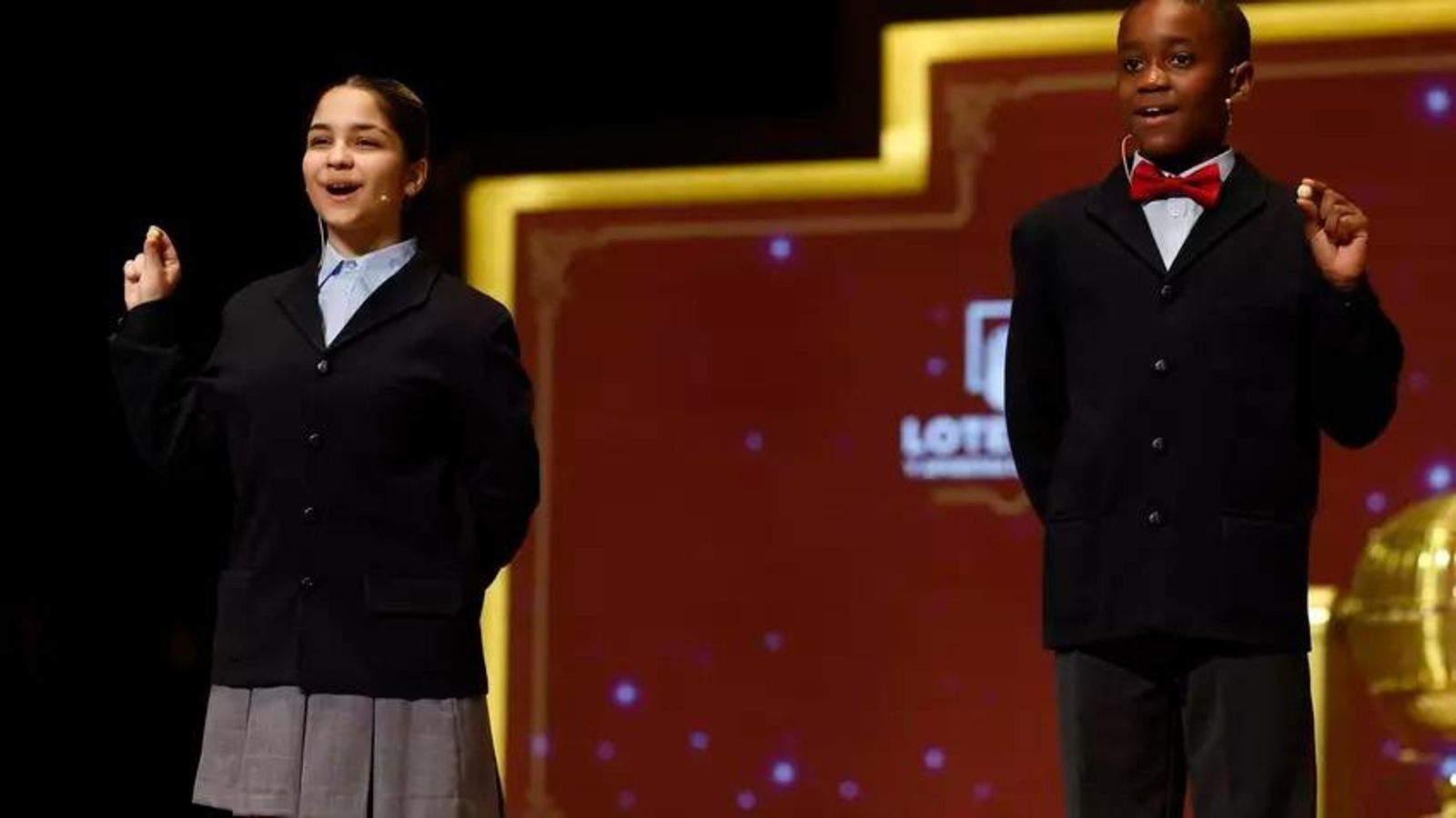 Los niños Ángel Abaga Elebiyo y Samanta Fuster Jordao han cantado el segundo premio