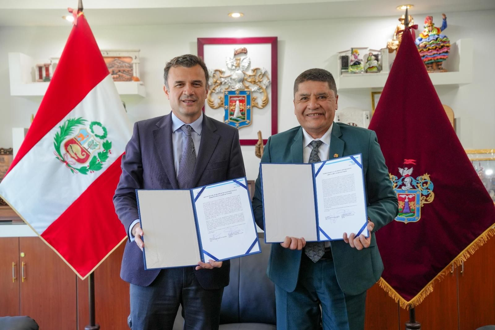 Los alcaldes de Cádiz y Arequipa muestran el protocolo para el futuro hermanamiento.