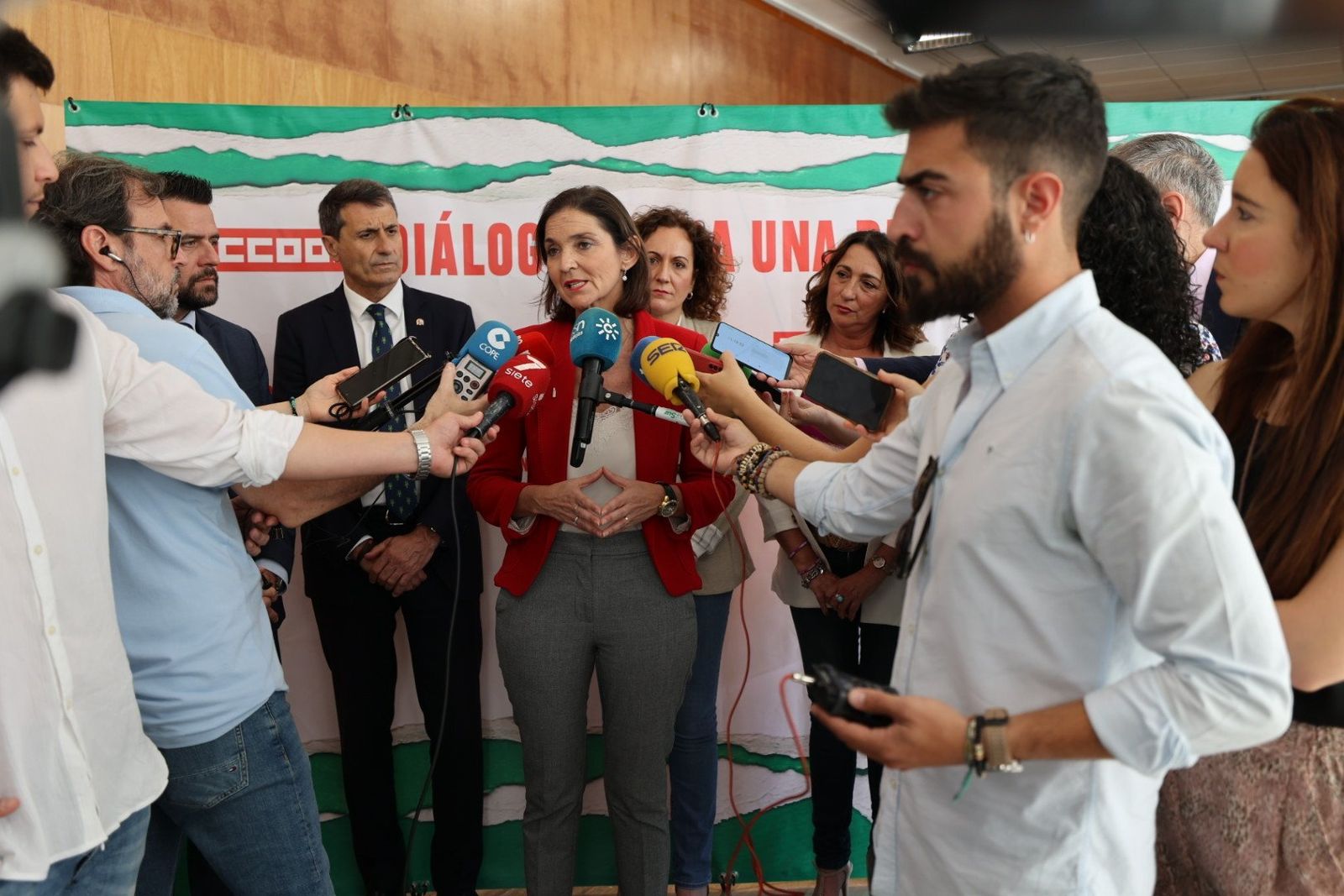Reyes Maroto, ministra de Industria, atiende a los medios en el acto de CCOO en Cádiz.