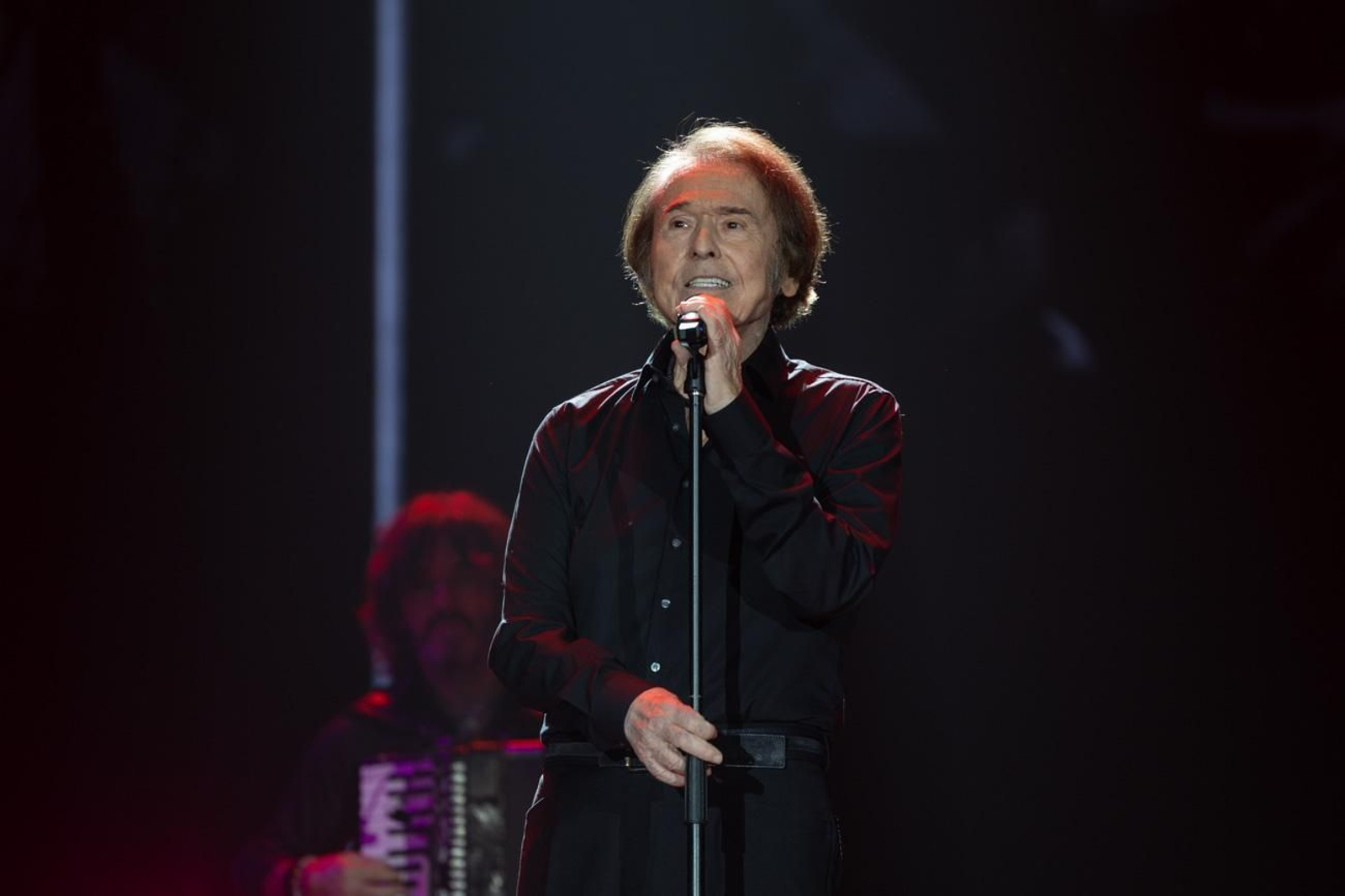 Así se disfruta en Jaén del concierto de Raphael, "Raphaelísimo"