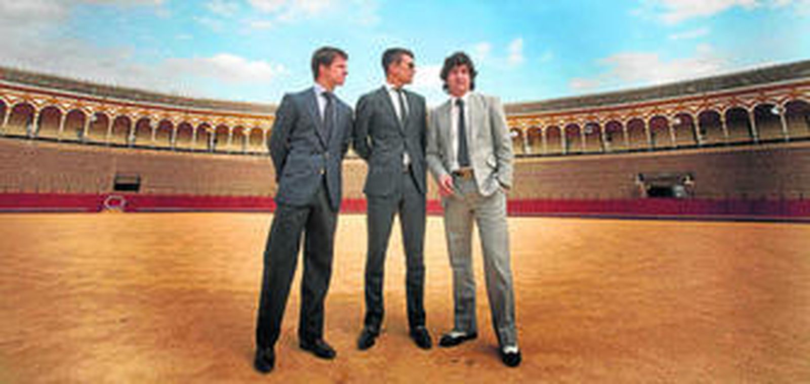 El Juli, Manzanares y Morante, quienes abrieron la temporada 2011 el Domingo de Resurrección, posan en la Maestranza.