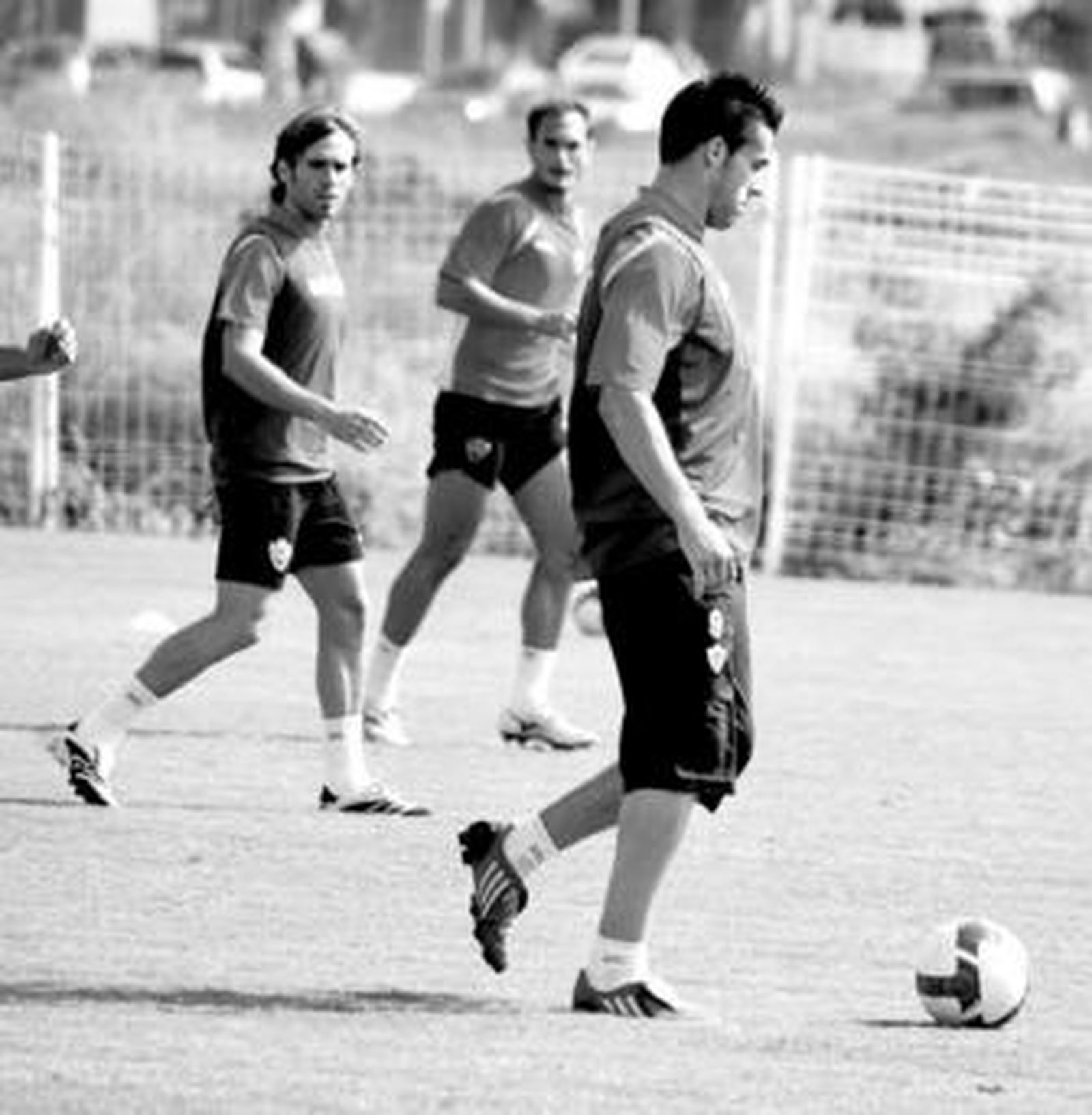 Negredo conduce el balón en el entrenamiento matinal de ayer.