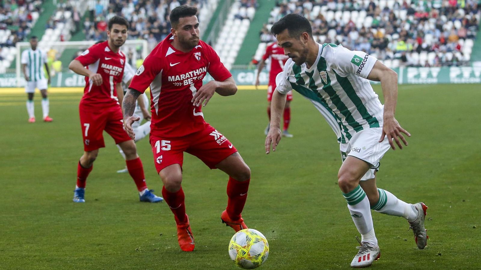 Iván Navarro intenta superar a Álex Robles.