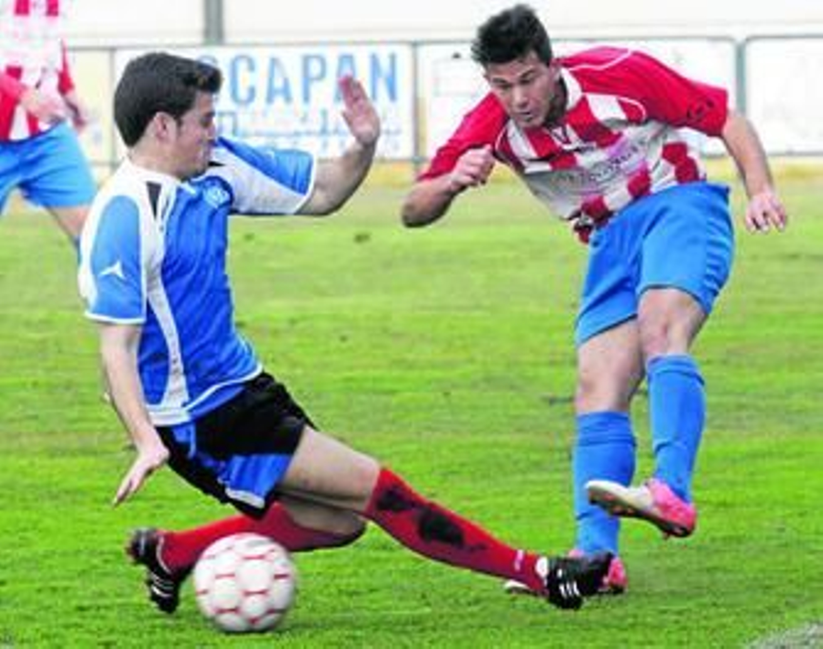 Javi Jiménez golpea el cuero ante la entrada de un jugador del Águilas.