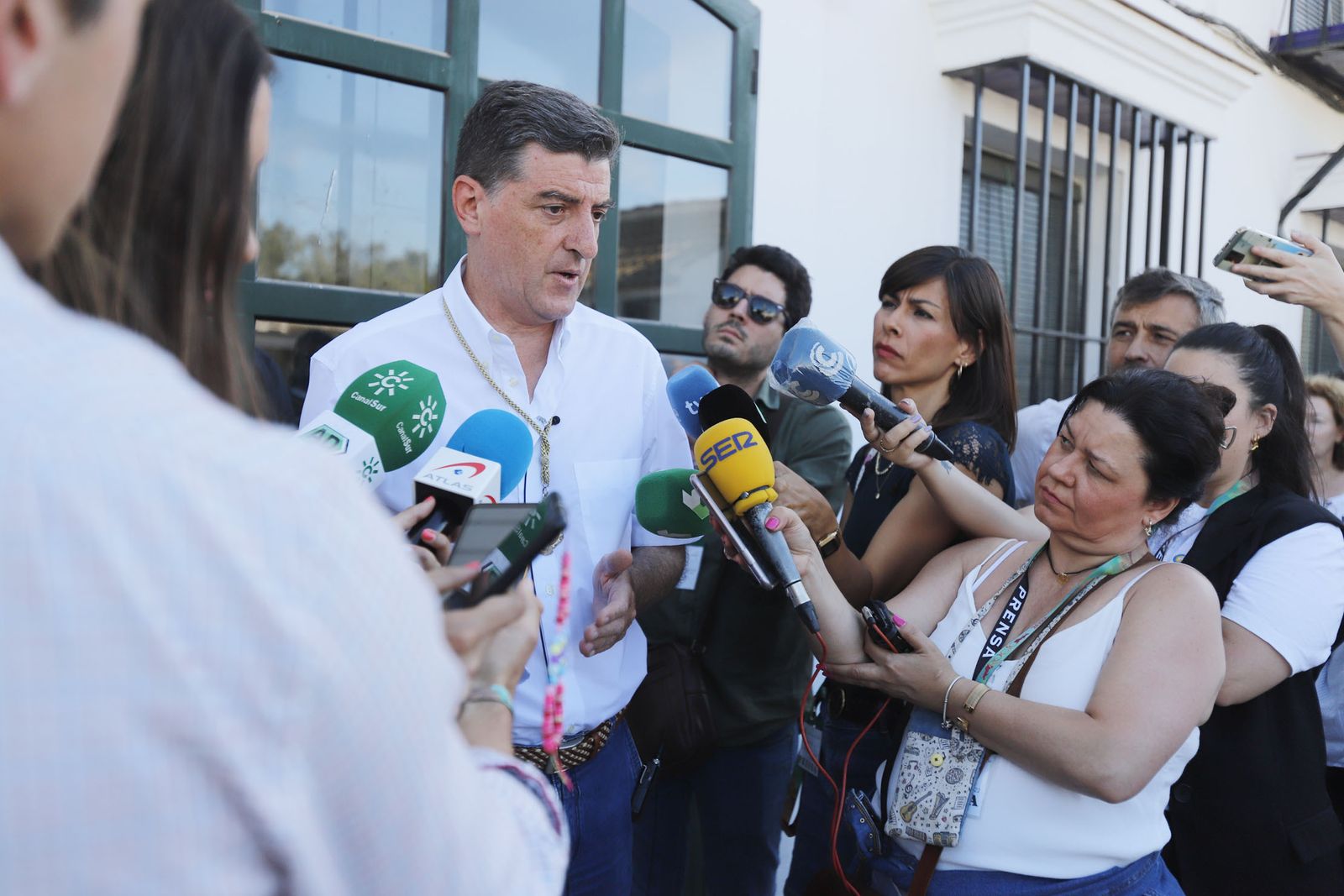 Santiago Padilla, atendiendo a los medios de comunicación en la romería de 2022.