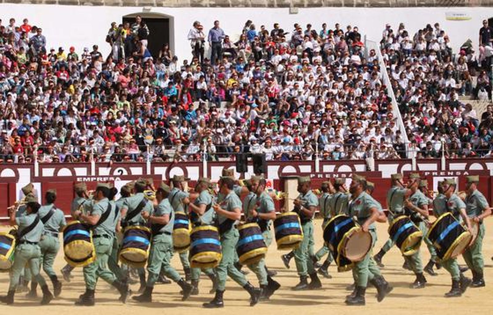 La exhibición ha contado con la colaboración de la Legión

Foto: Javier Albiñana