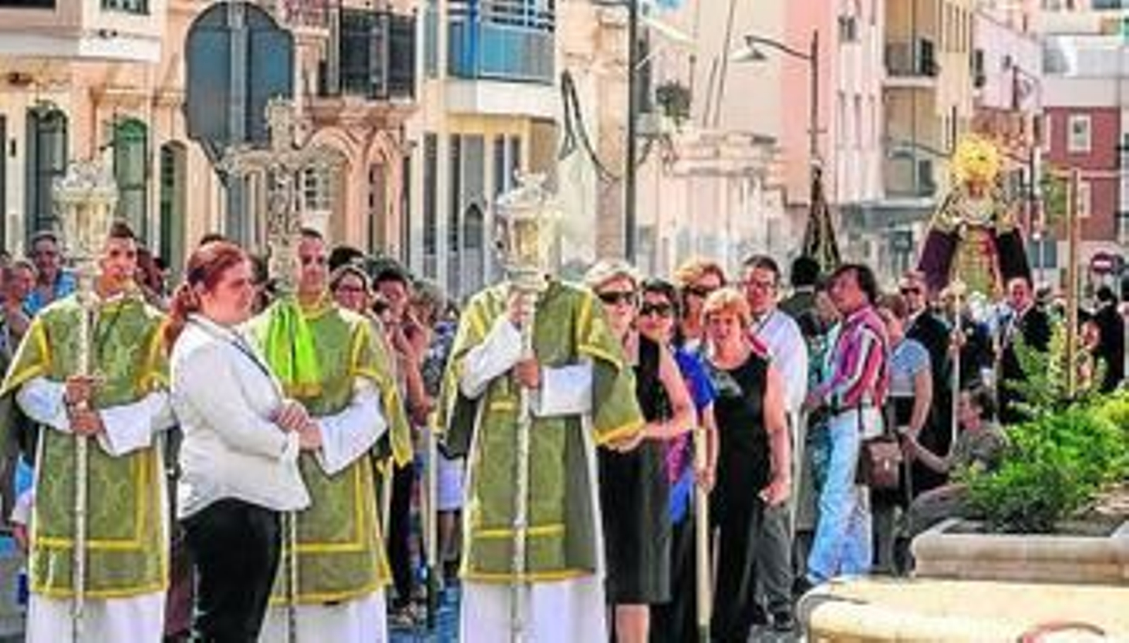 La titular saliendo por la puerta principal del coso taurino.