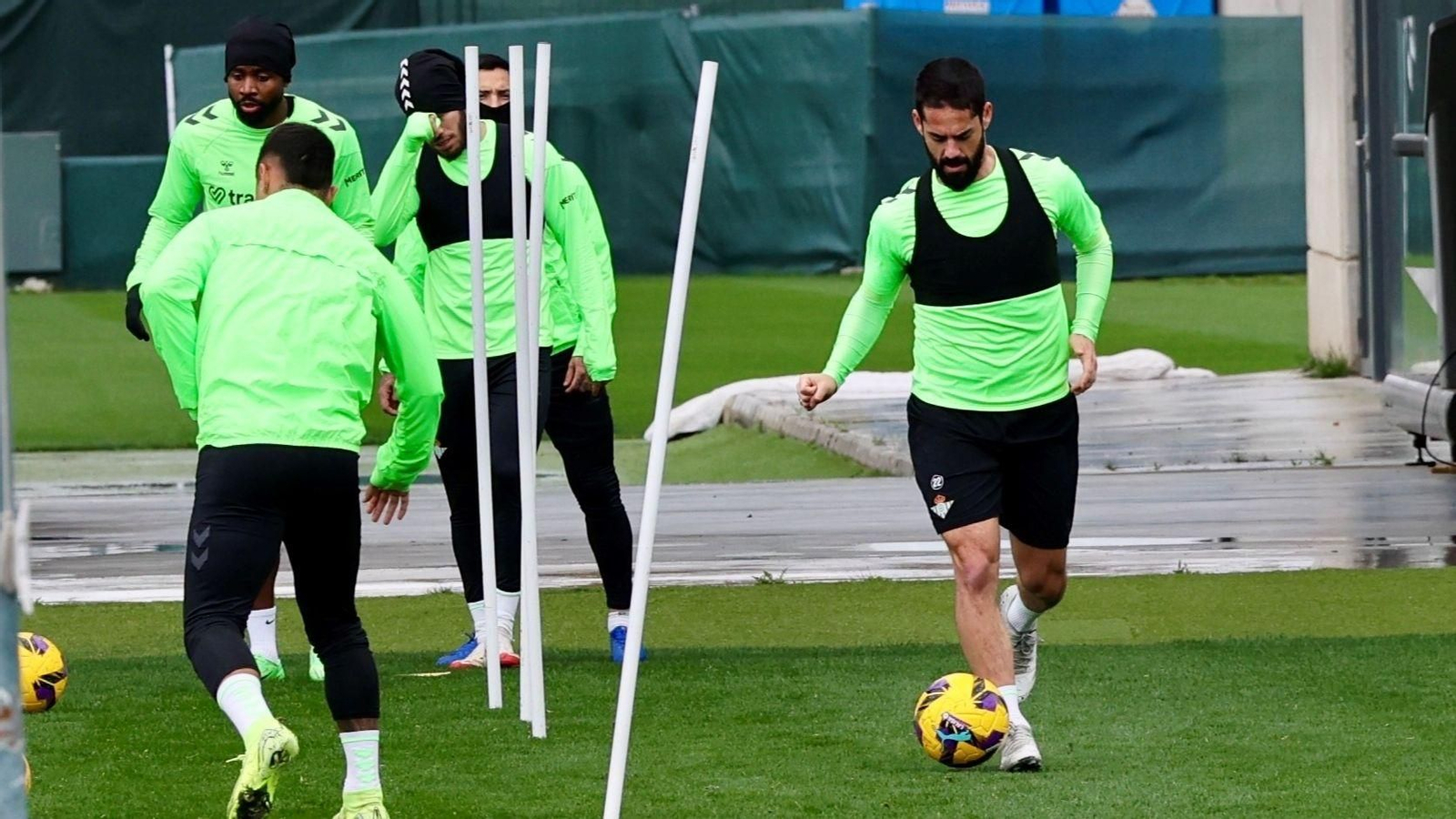 Isco conduce el balón en un entrenamiento.