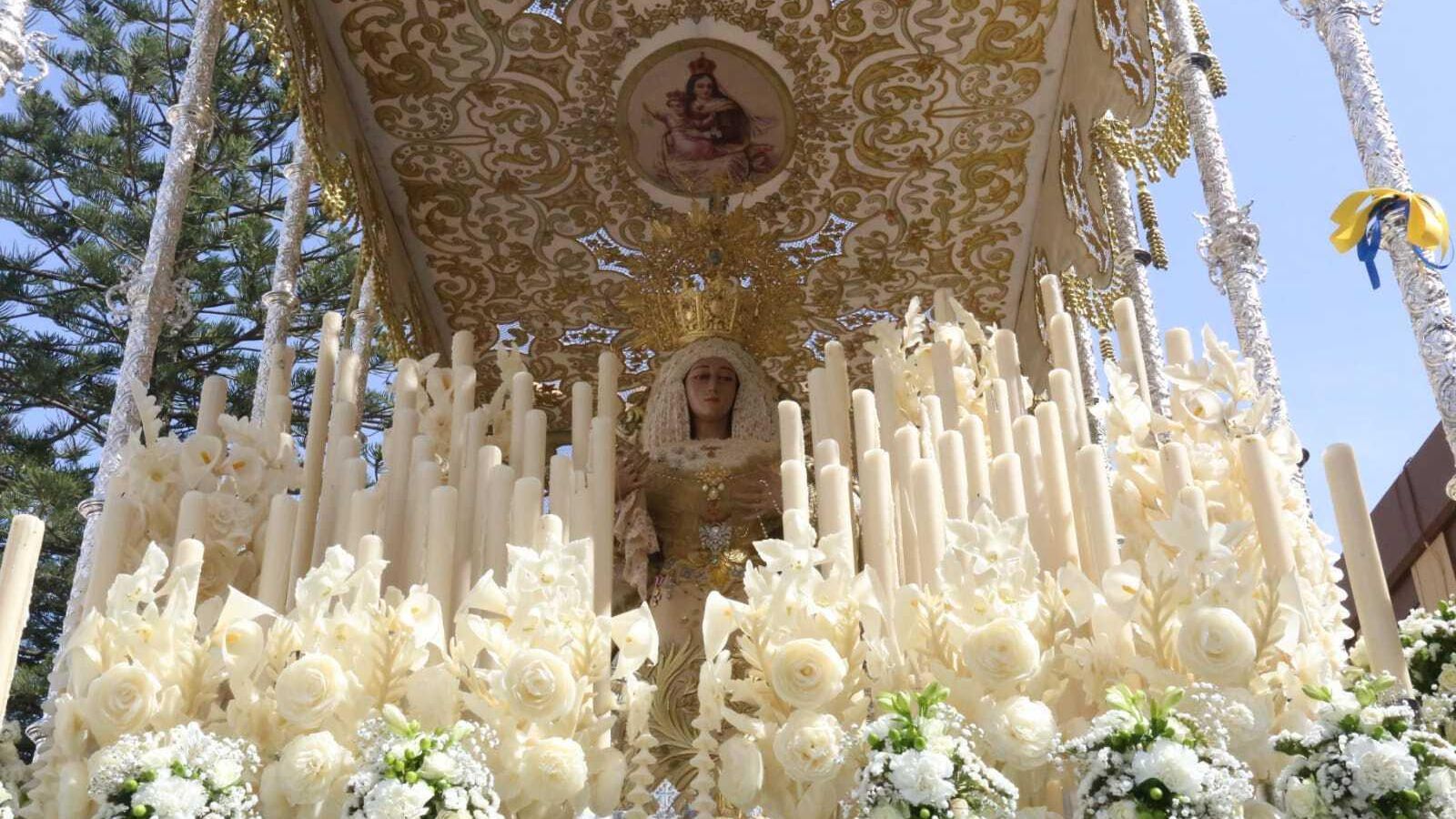 El palio de Nuestra Señora de la Entrega, con un lazo azul y amarillo como muestra de apoyo al pueblo de Ucrania.