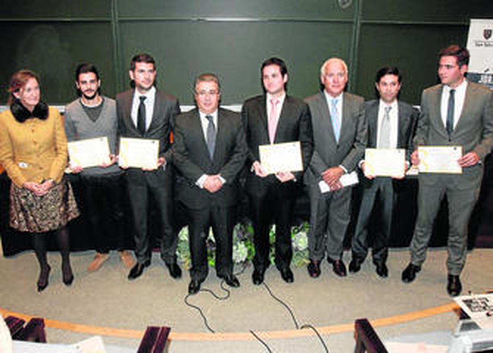 El alcalde Zoido y la concejal María del Mar Sánchez Estrella junto a los premiados.
