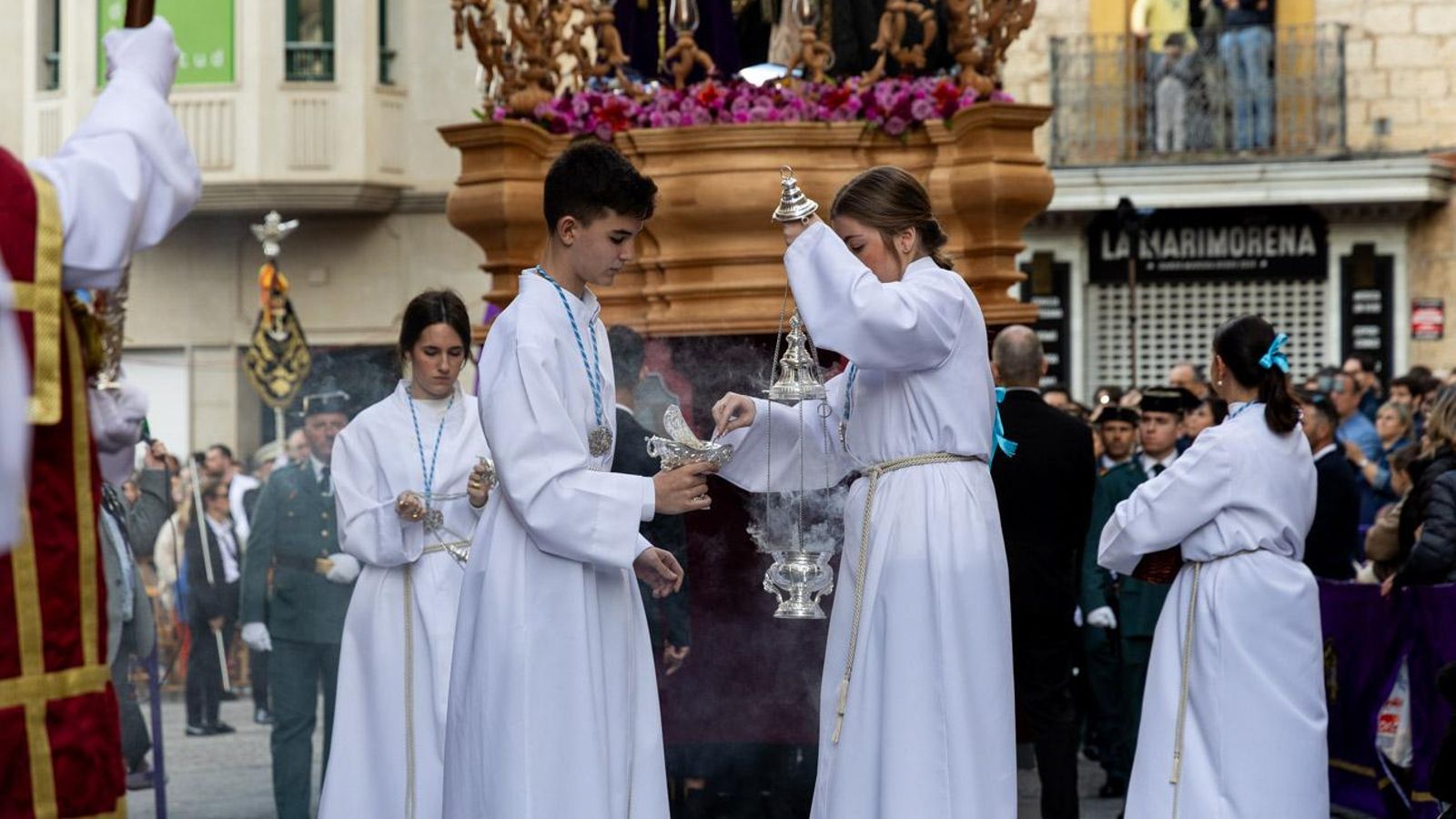 Los cofrades se rinden ante los grandes pasos de misterio del Lunes Santo