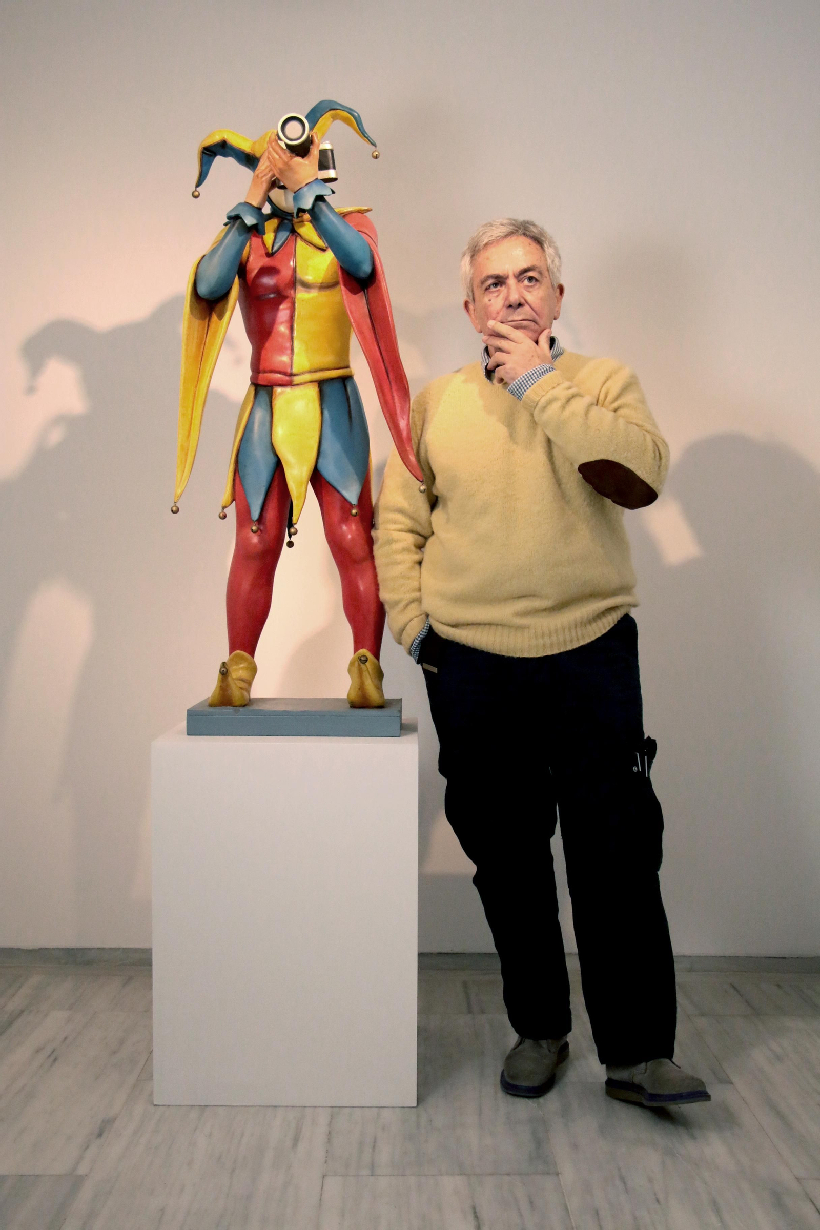 El autor de la exposición 'El clamor de las moscas' posa junto a una de sus obras.