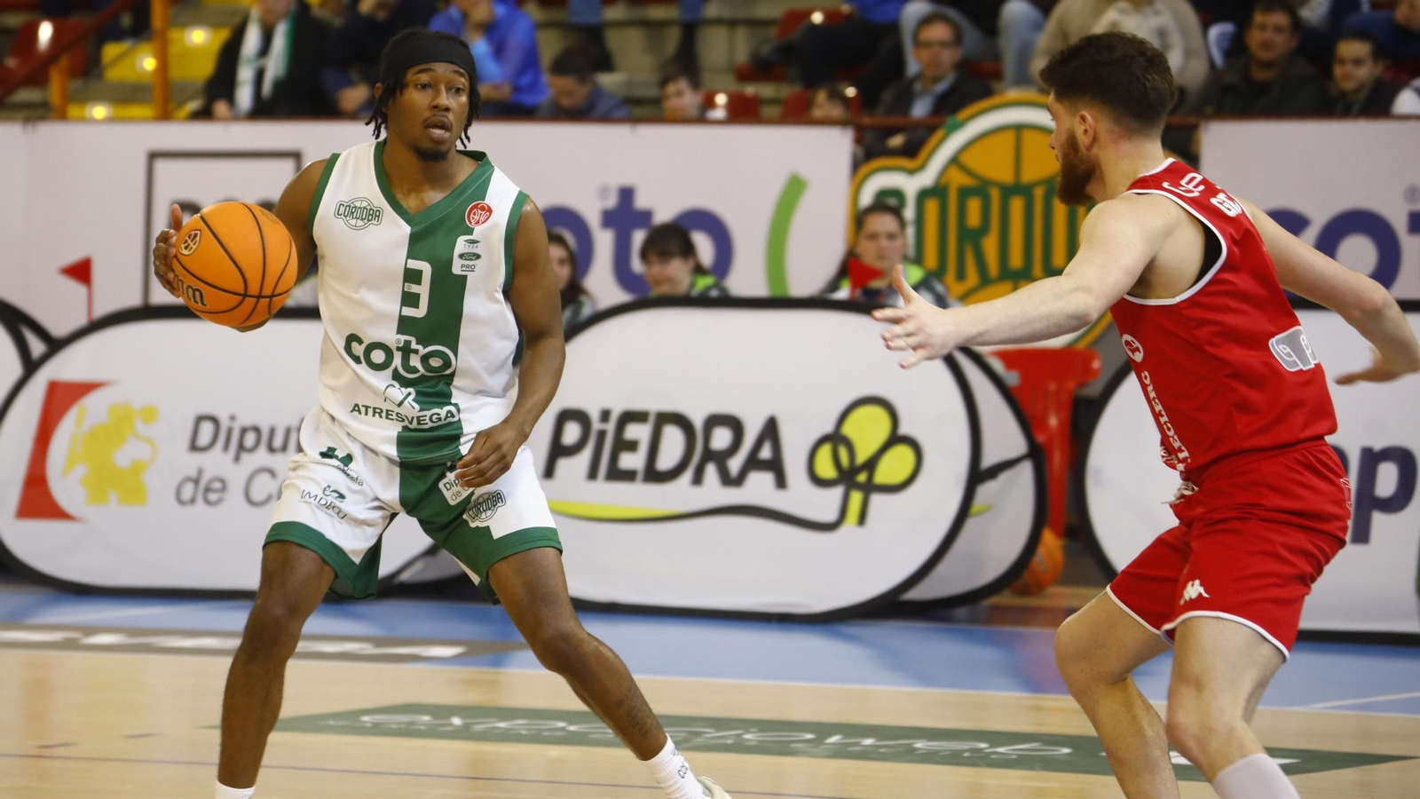 John Egbuta sube la bola en un partido del Coto Córdoba.