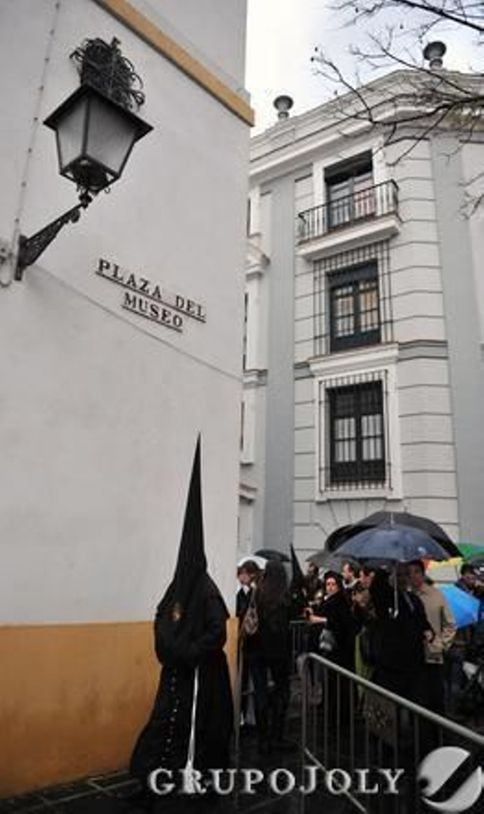 Nazarenos y fieles a las puertas de la capilla.

Foto: Juan Carlos Vazquez