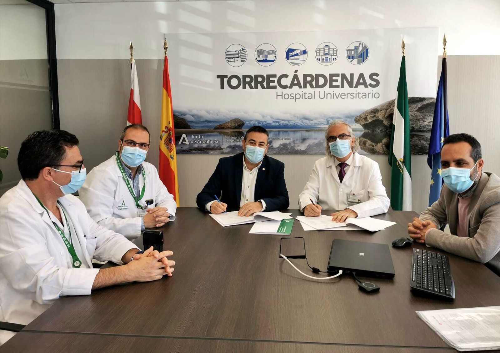 Firma del acuerdo entre la gerencia del Hospital Universitario Torrecárdenas y Cruz Roja