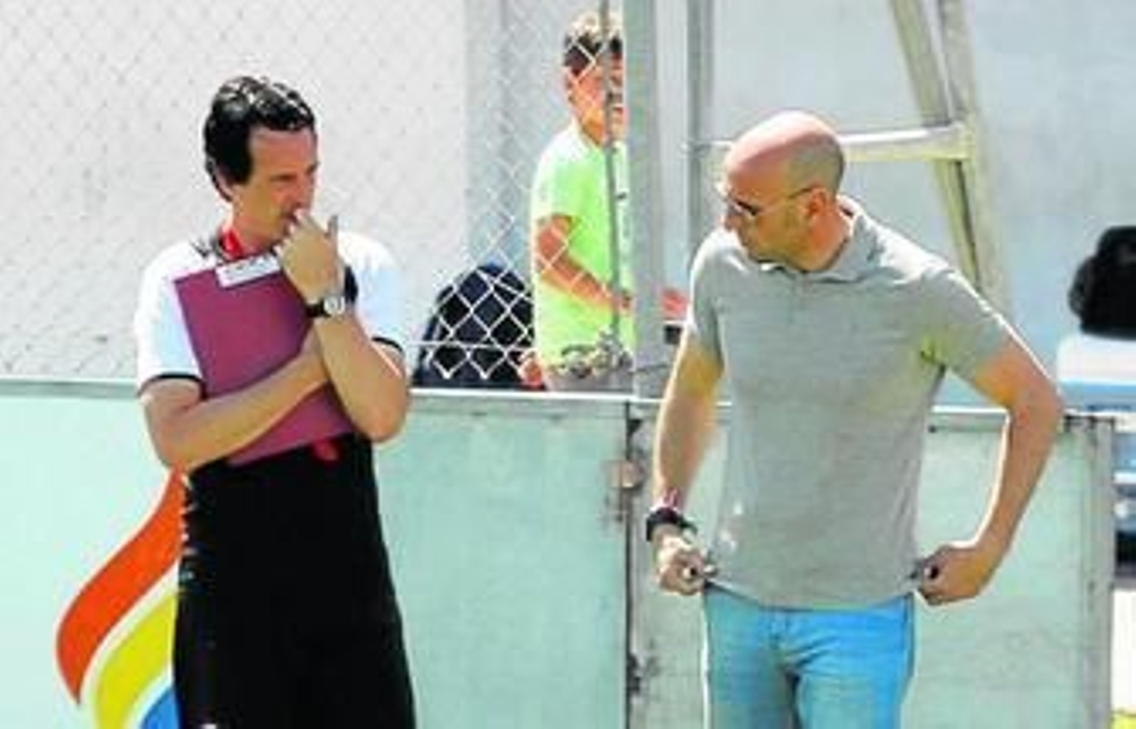Unai Emery escucha a Monchi con ocasión de un entrenamiento en la ciudad deportiva sevillista.