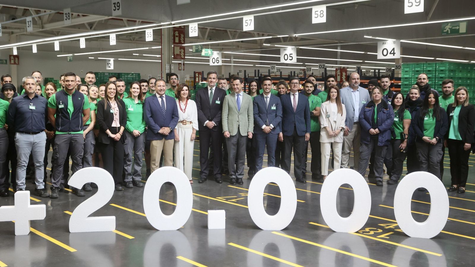 Juanma Moreno, con los trabajadores de la Colmena de Sevilla de Mercadona Juanma Moreno, con los trabajadores de la Colmena de Sevilla de Mercadona