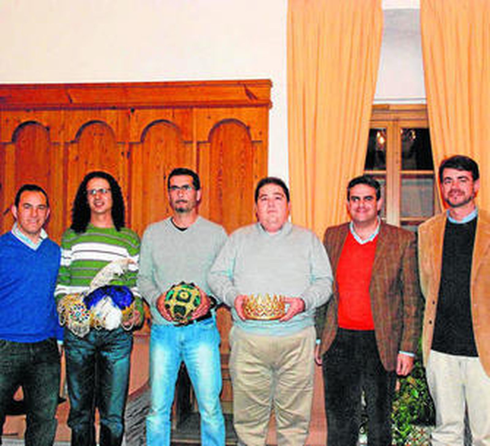 Los representantes de Sus Majestades se presentaron ante el alcalde.