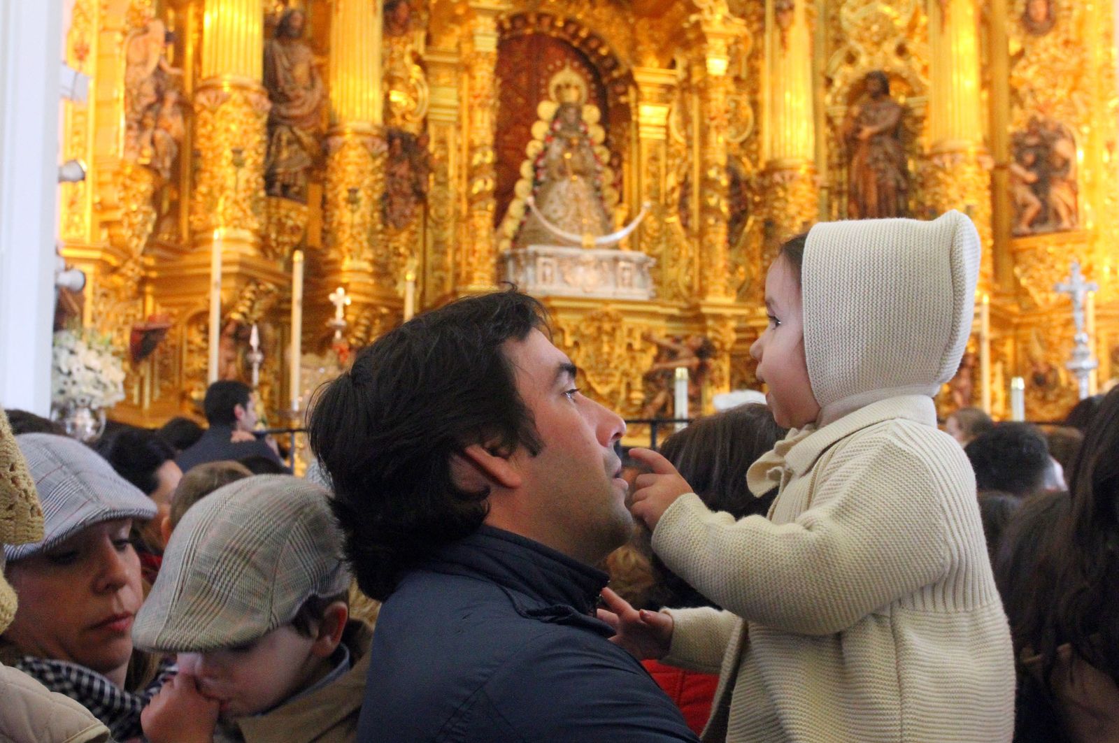 El Rocío celebra La Candelaria con la presentación de los niños a la Virgen, en imágenes