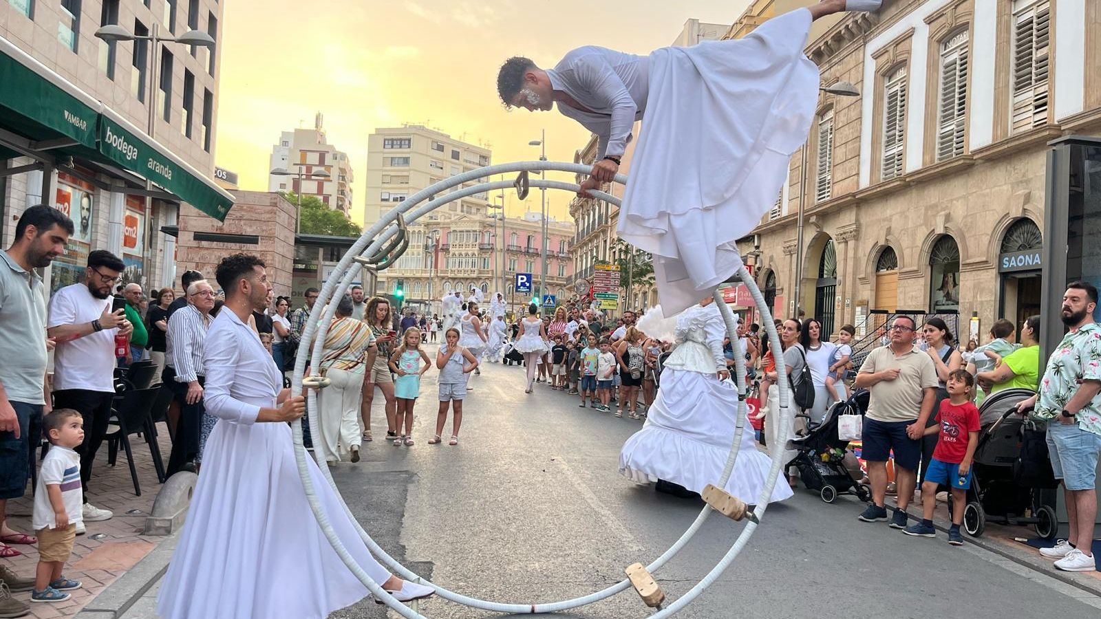 Un pasacalles recorrió el centro de la ciudad.