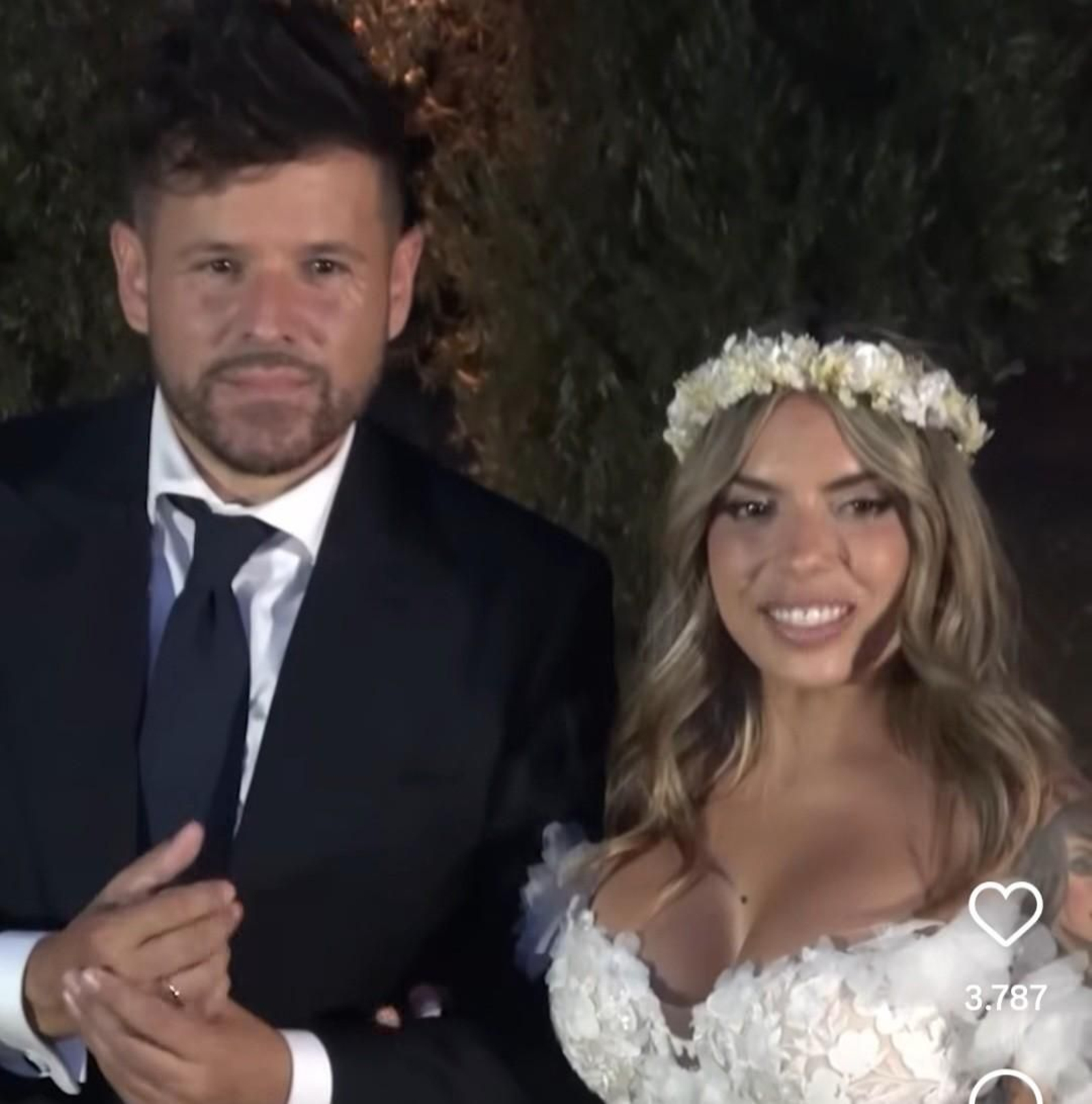 Pablo López y Laura Rubio captados en un vídeo a la salida de su celebración nupcial para hablar con los medios