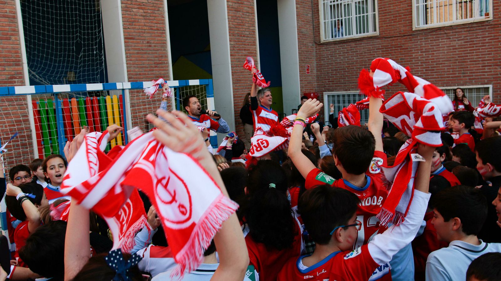 Los jóvenes estudiantos, volcados con el Granada