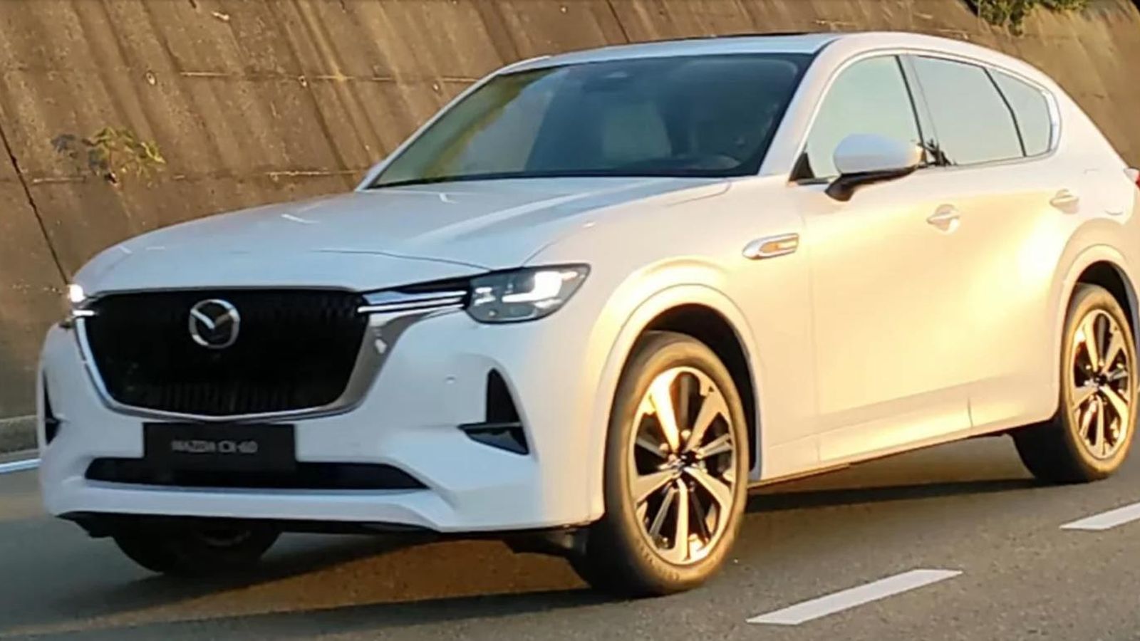La fotografía oficial ofrecida por Mazda del faro del CX-60 corrobora que las que circulaban por las redes sociales "robadas" durante una sesión de video son, exactamente, las de este CX-60. La forma coupé de la trasera será el elemento diferenciador clave respecto al CX-80.