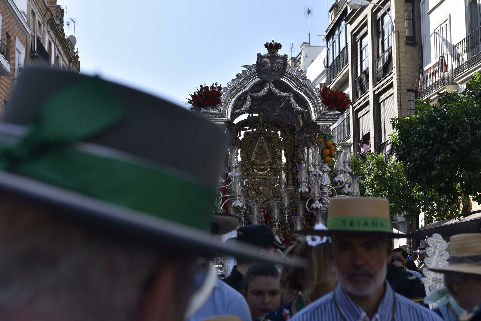La salida de la Hermandad del Rocío de Triana, en imágenes