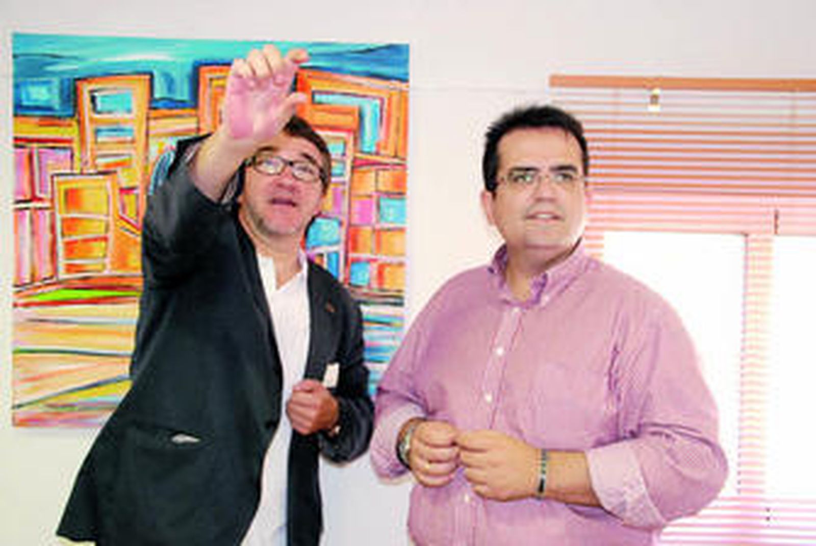 Javier Ruiz Taboada y el alcalde de Níjar, en la muestra del periodista.