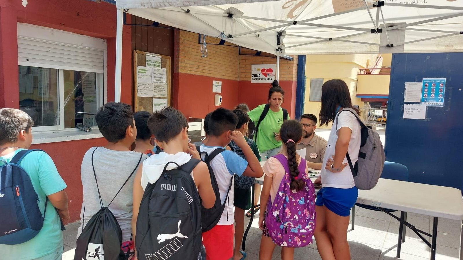 Niños del Polígono Sur se preparan para entrar a la piscina del Tiro de Línea, con Entre Amigos.