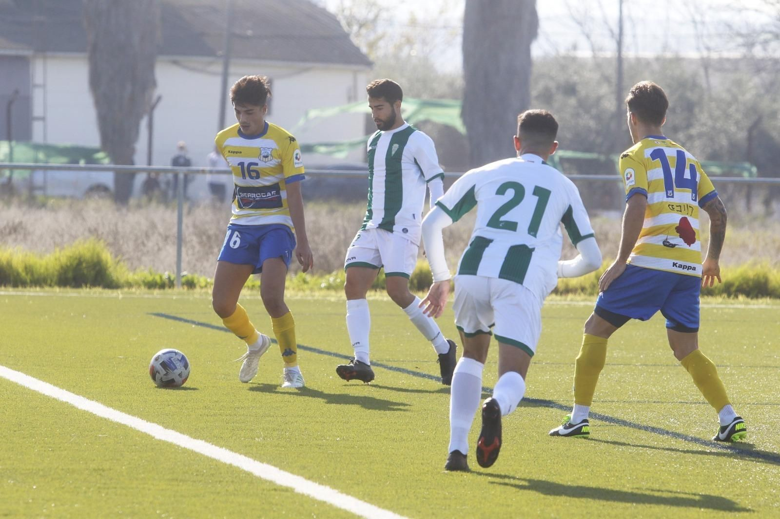 Núñez tapa la entrada de un rival ante la presencia de Iván Navarro.