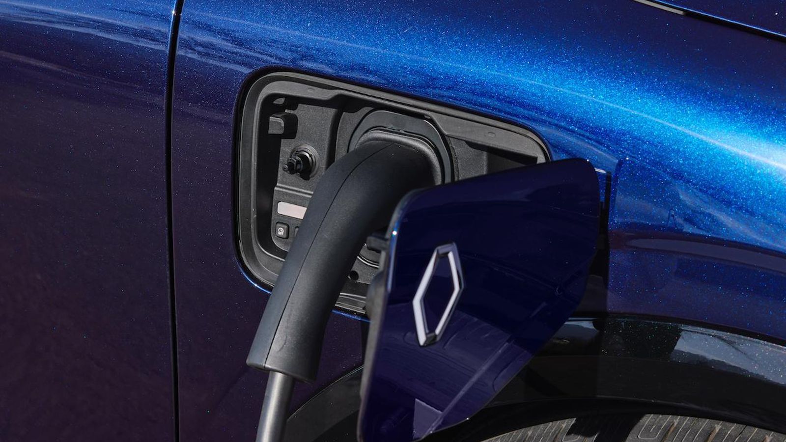 La carga con corriente alterna puede ser de 7 o 22 kW; mientras que la de continua, que no está disponible para el primer nivel de definición con la batería de 40 kWh, será para ésta de 85 kW y, de serie en la de 60 kWh, de hasta 130 kW.