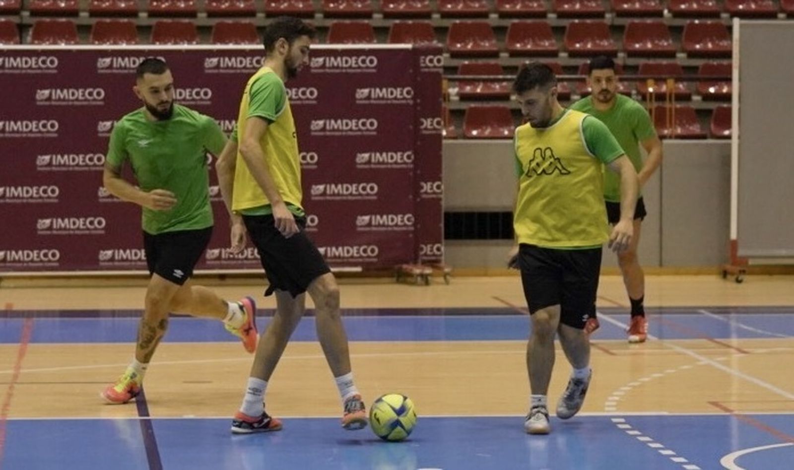 Juanra y Zequi combinan durante un entrenamiento, con Giasson atento a la presión.