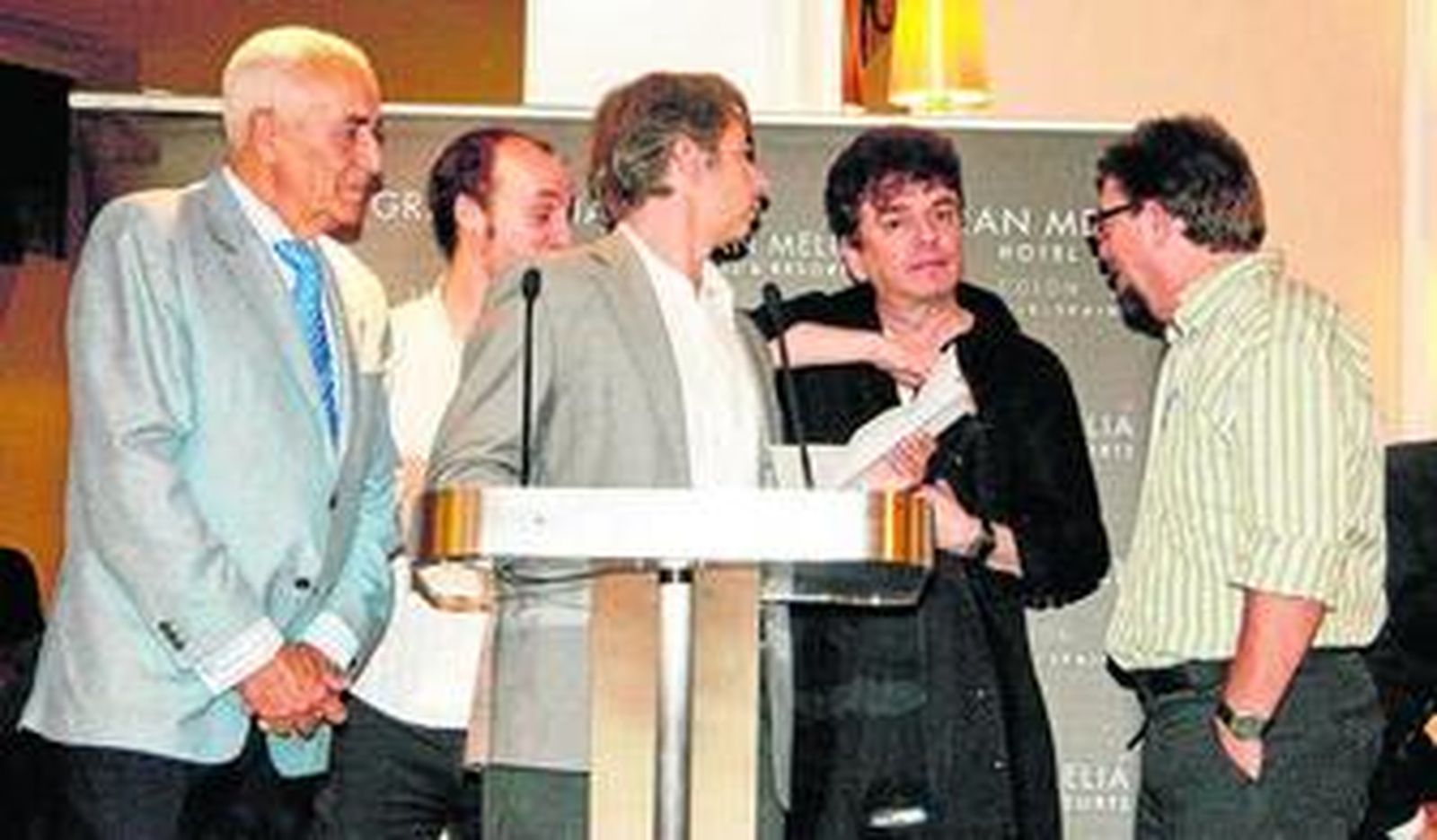 Luis Serrano, derecha, con el jurado del premio: Jaime Urrutia, Ramón Vila, Álvaro Arroba y Juan Pedro Donaire.