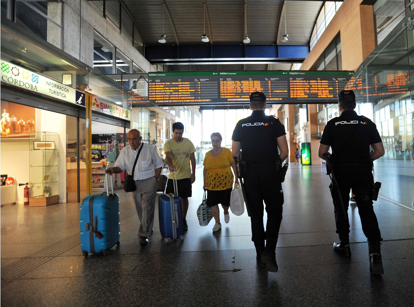 Efectivos de la Policía Nacional en la estación del AVE en Córdoba.