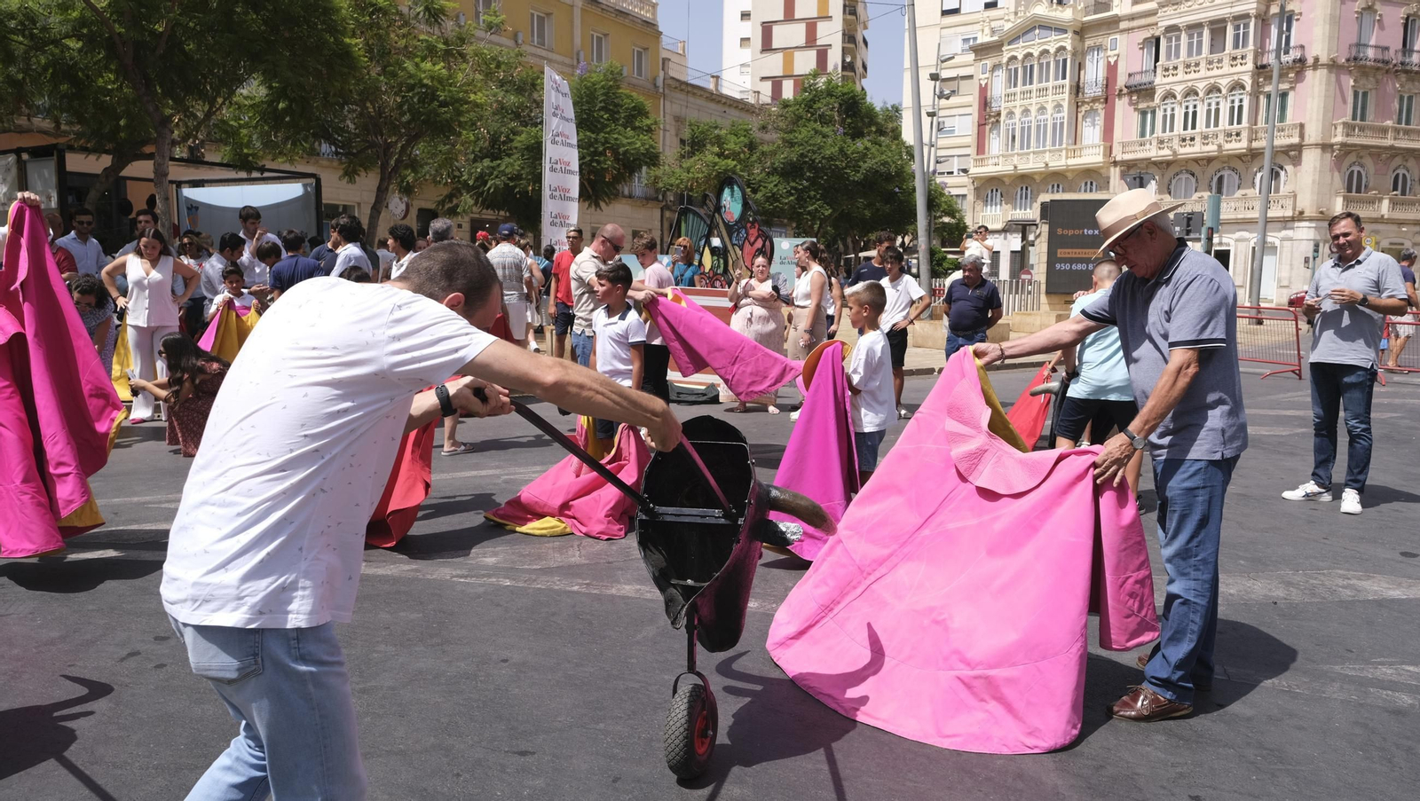 Exhibición de toreo de salón de la Escuela Taurina de Almería, en imágenes