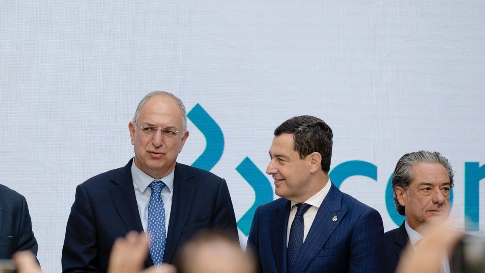 El comisario europeo de Costa y Océanos, Costas Kadis, y el presidente de la Junta, Juanma Moreno, han acompañado a Conxemar en la presentación de su nueva imagen