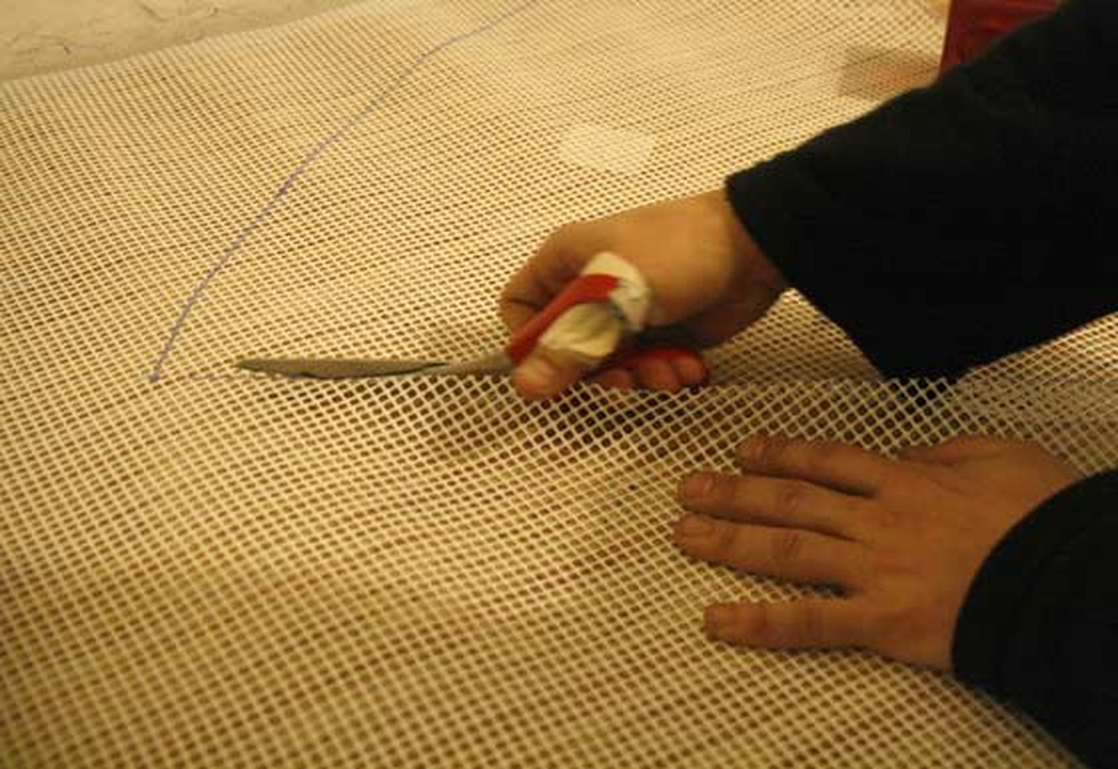 Cortando la tela.

Foto: Fco. Lorca