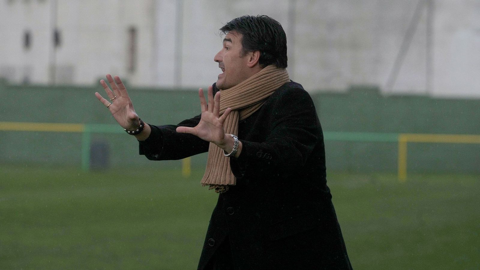 Rafa Escobar, en el banquillo de la UD Los Barrios, en febrero de 2010