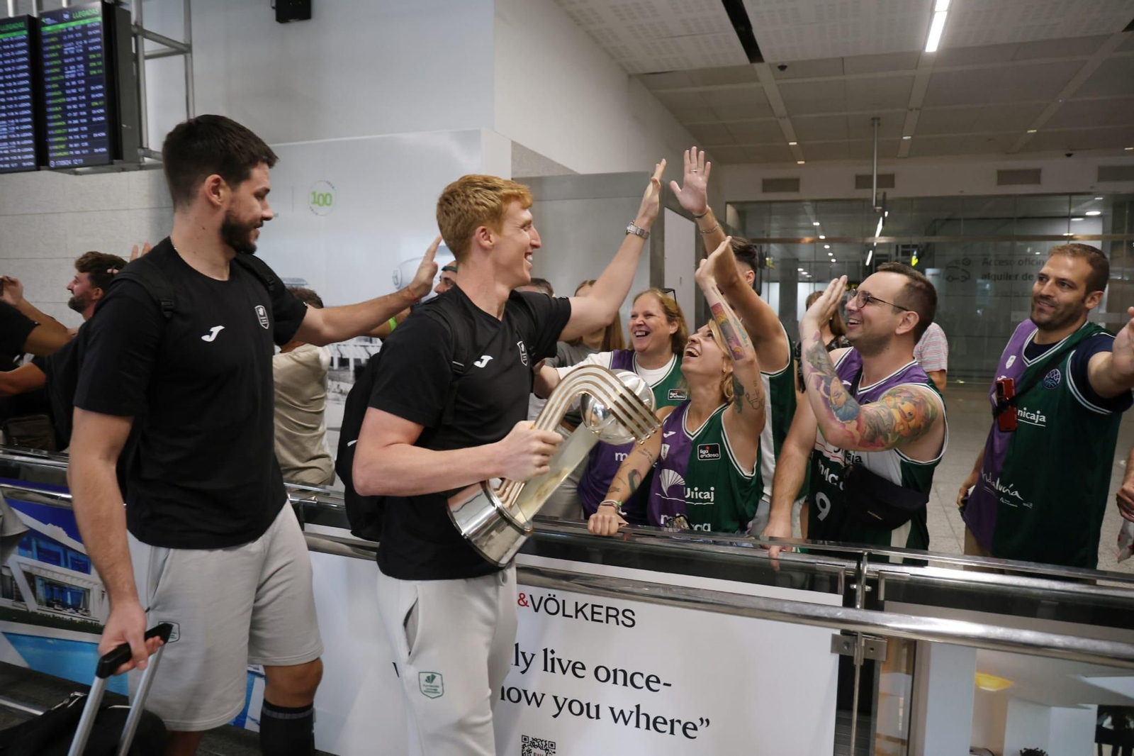 El Unicaja brinda la Intercontinental a un centenar de aficionados en el aeropuerto