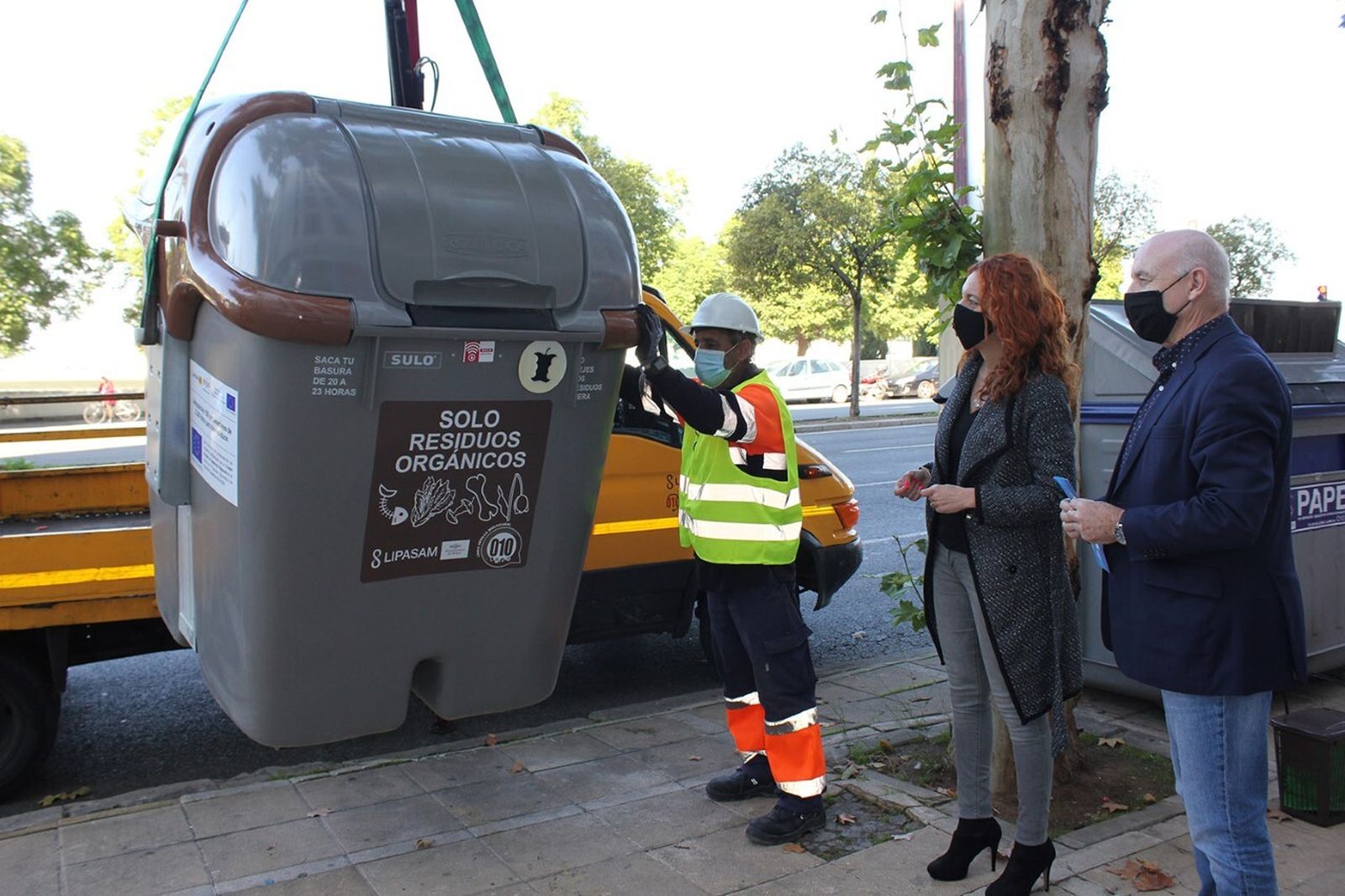 Colocación de los nuevos contenedores para biorresiduos en la Macarena.