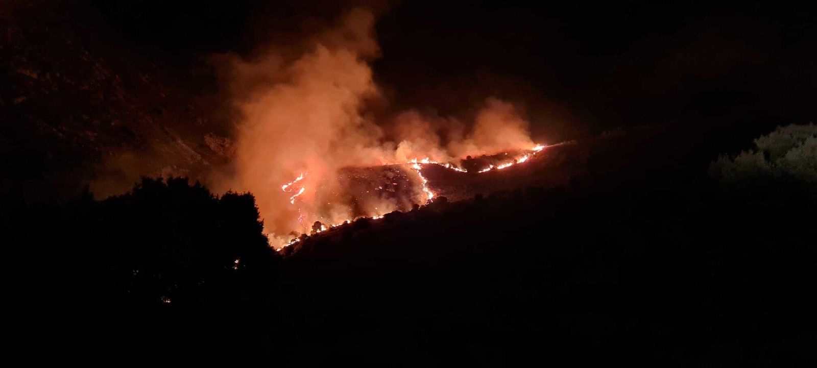 Imagen del fuego corriendo el paraje de la Sierra de Arana