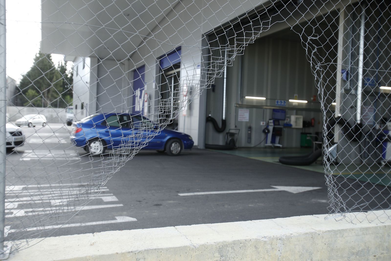 Agujero en la valla, por el que entraron los ladrones en el robo anterior.