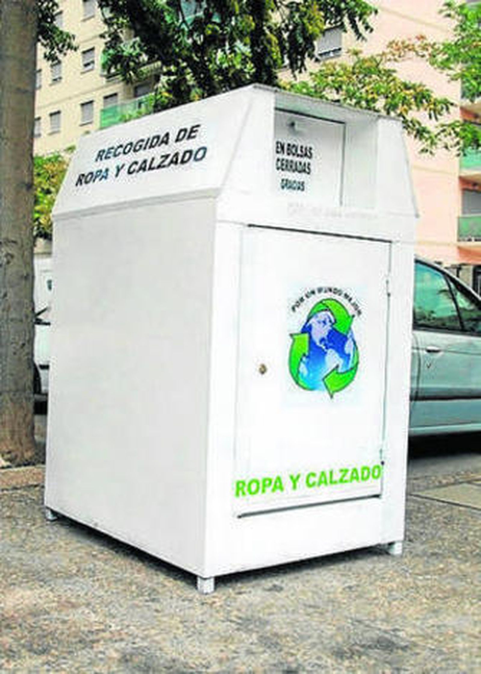 Contenedor de ropa usada.